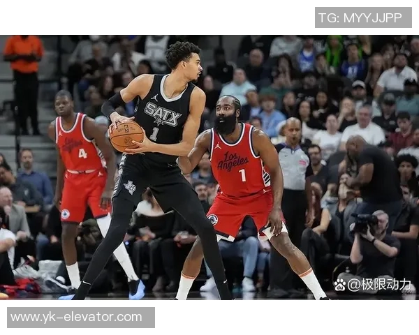 快船大胜系列赛首战，击败马刺：全面解析精彩对决