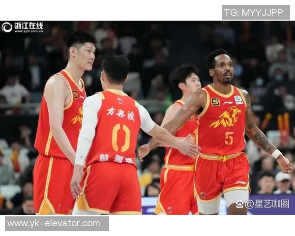 男篮赛事激烈，CBA球队勇夺冠军，球迷欢呼雀跃